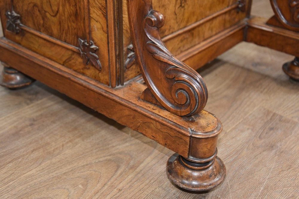 Fine Quality early Victorian walnut Davenport  View VII
