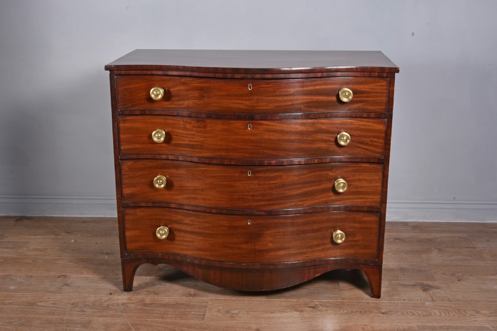 Georgian mahogany serpentine chest of drawers 