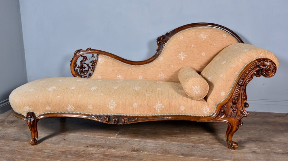 Fine Victorian walnut chaise longue 