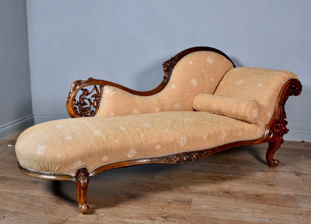 Fine Victorian walnut chaise longue  View II