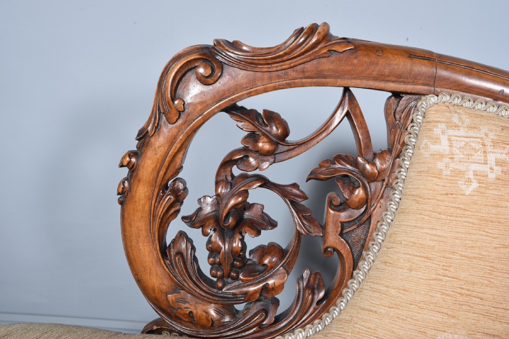 Fine Victorian walnut chaise longue  View IV