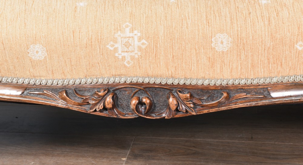 Fine Victorian walnut chaise longue  View V