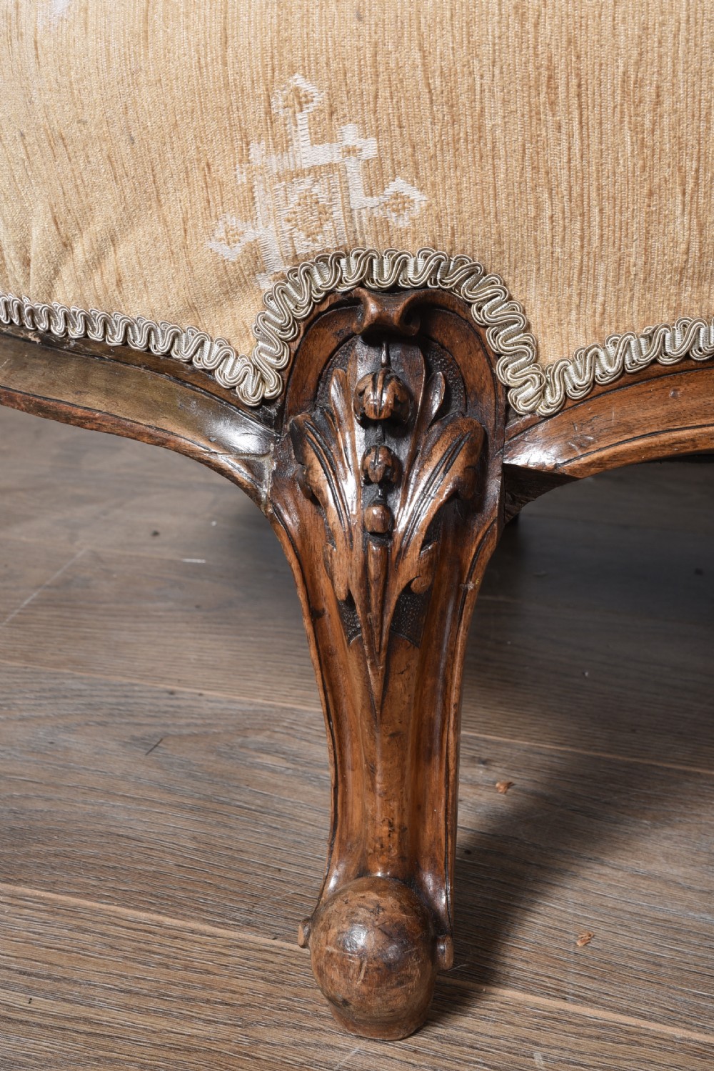 Fine Victorian walnut chaise longue  View VII