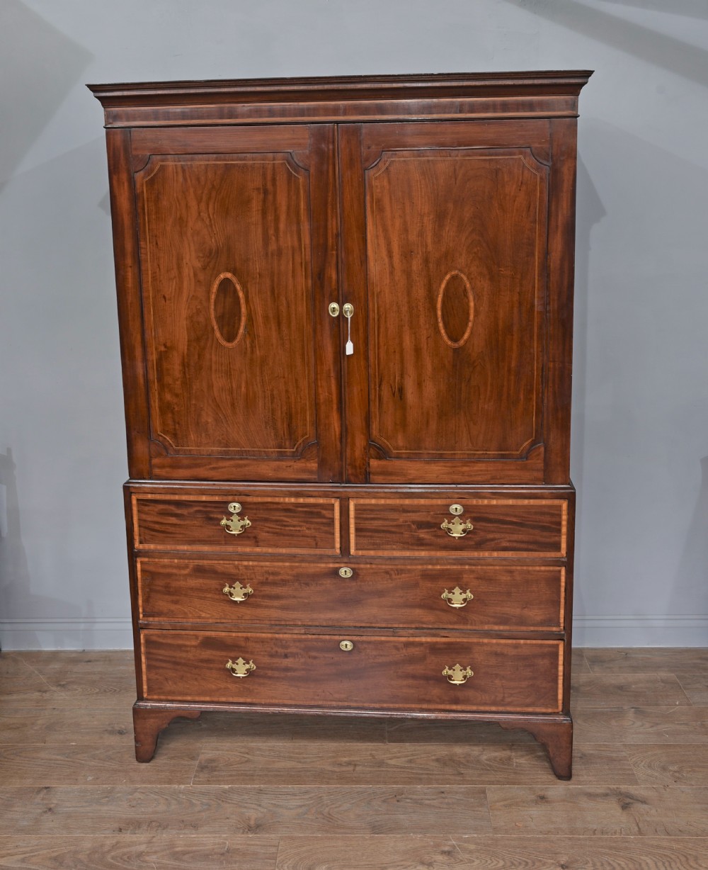 Georgian mahogany gentlemen's linen press 