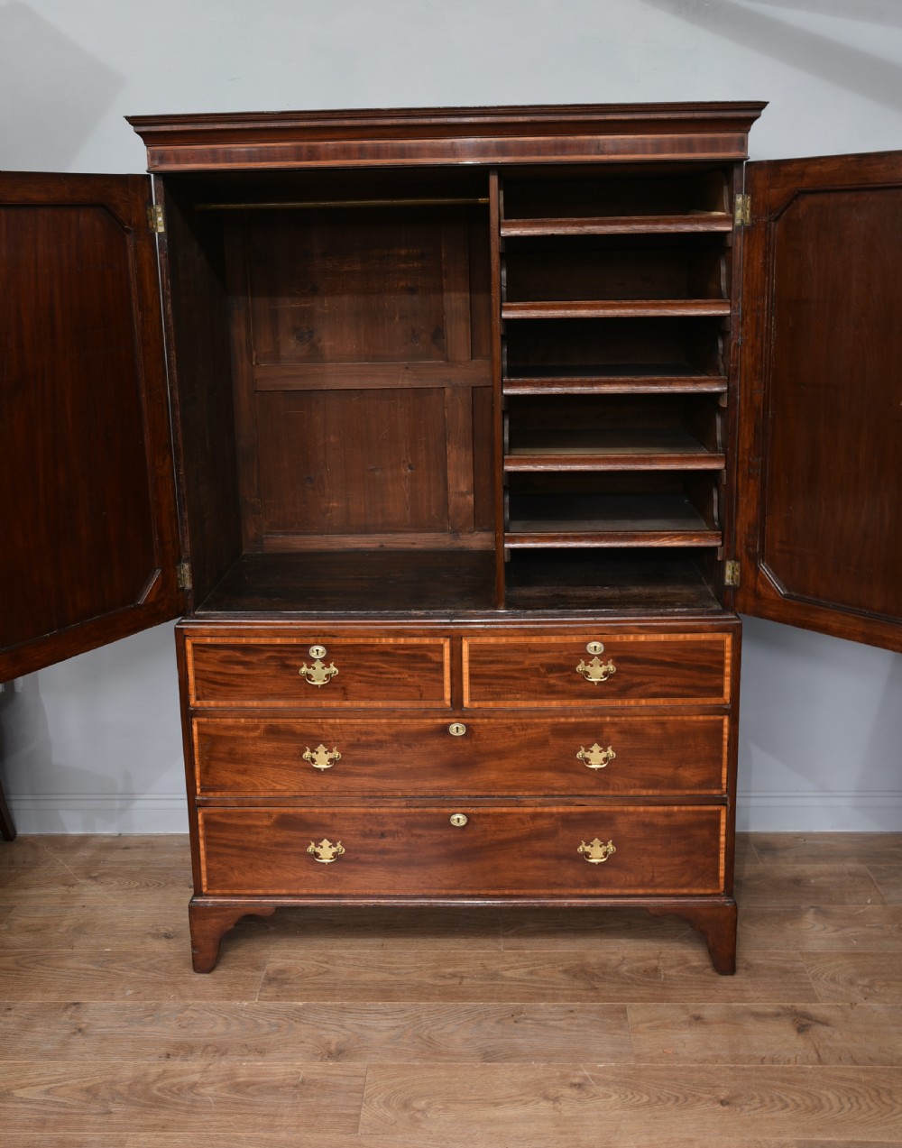 Georgian mahogany gentlemen's linen press  View IV