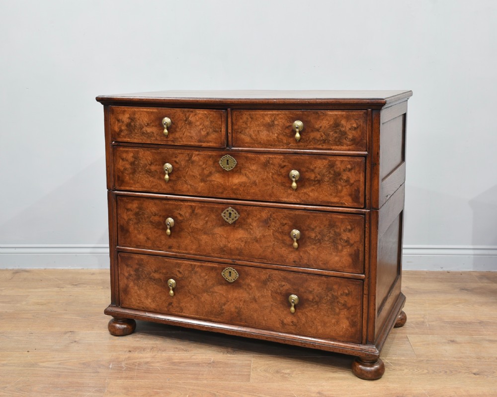 18th century Queen Anne walnut chest of drawers 