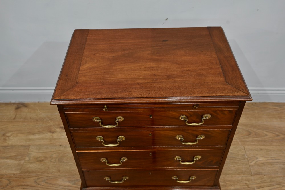 Georgian mahogany bachelors chest of drawers  View III