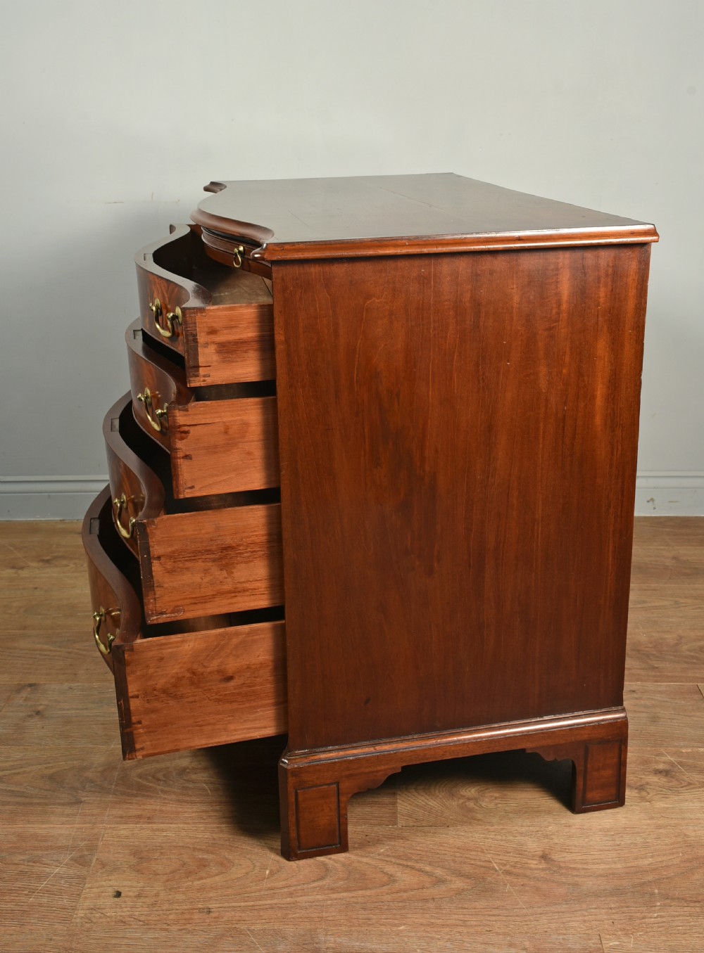 Antique Regency mahogany serpentine chest of drawers  View VI