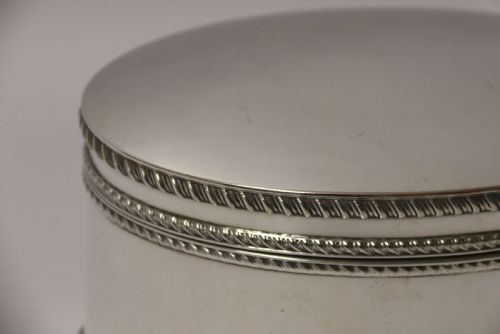 A SUPERB QUALITY SILVER PLATED DOMED OVAL BOX - ADDITIONAL PHOTO 1