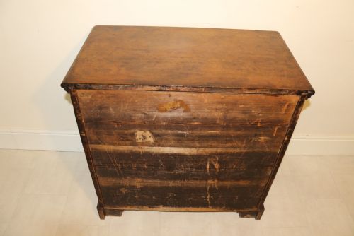 A RARE EARLY ENGLISH 18TH CENTURY BACHELORS WRITING CHEST OF DRAWERS - ADDITIONAL PHOTO 1