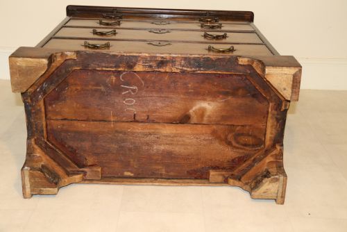 A RARE EARLY ENGLISH 18TH CENTURY BACHELORS WRITING CHEST OF DRAWERS - ADDITIONAL PHOTO 2