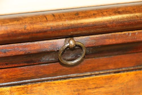 A RARE EARLY ENGLISH 18TH CENTURY BACHELORS WRITING CHEST OF DRAWERS - ADDITIONAL PHOTO 7