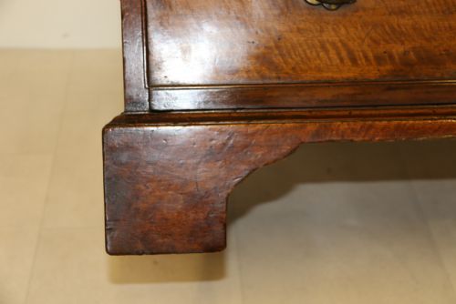 A RARE EARLY ENGLISH 18TH CENTURY BACHELORS WRITING CHEST OF DRAWERS - ADDITIONAL PHOTO 8