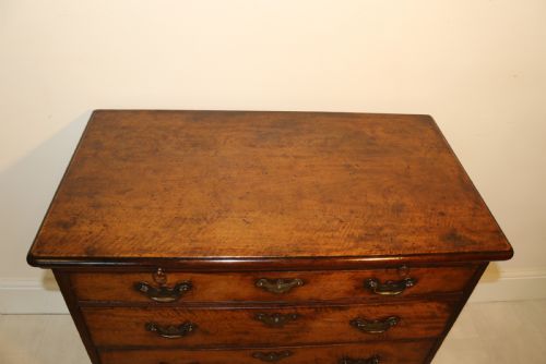 A RARE EARLY ENGLISH 18TH CENTURY BACHELORS WRITING CHEST OF DRAWERS - ADDITIONAL PHOTO 10