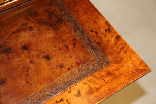 A RARE EARLY ENGLISH 18TH CENTURY BACHELORS WRITING CHEST OF DRAWERS - ADDITIONAL PHOTO 13