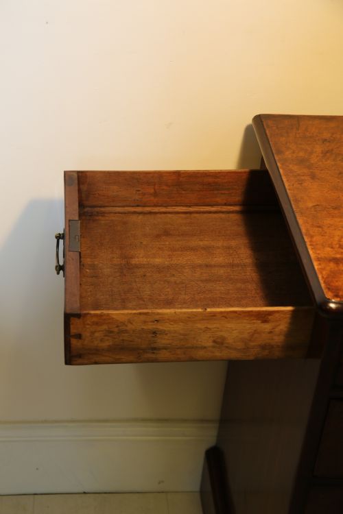 A RARE EARLY ENGLISH 18TH CENTURY BACHELORS WRITING CHEST OF DRAWERS - ADDITIONAL PHOTO 16