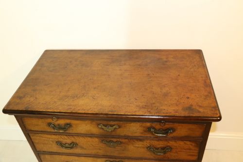 A RARE EARLY ENGLISH 18TH CENTURY BACHELORS WRITING CHEST OF DRAWERS - ADDITIONAL PHOTO 20