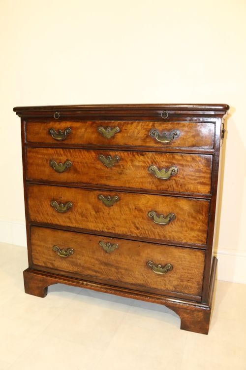 A RARE EARLY ENGLISH 18TH CENTURY BACHELORS WRITING CHEST OF DRAWERS - ADDITIONAL PHOTO 21
