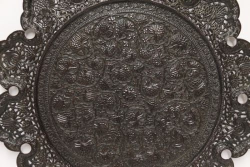 A FINE INDIAN RAJ PERIOD COPPER HAND PIERCED AND DECORATED WALL CHARGER - ADDITIONAL PHOTO 6