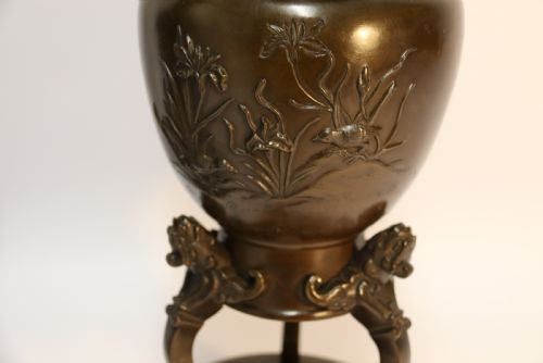 A PAIR OF MEIJI PERIOD JAPANESE BRONZE VASES CIRCA 1900 - ADDITIONAL PHOTO 9