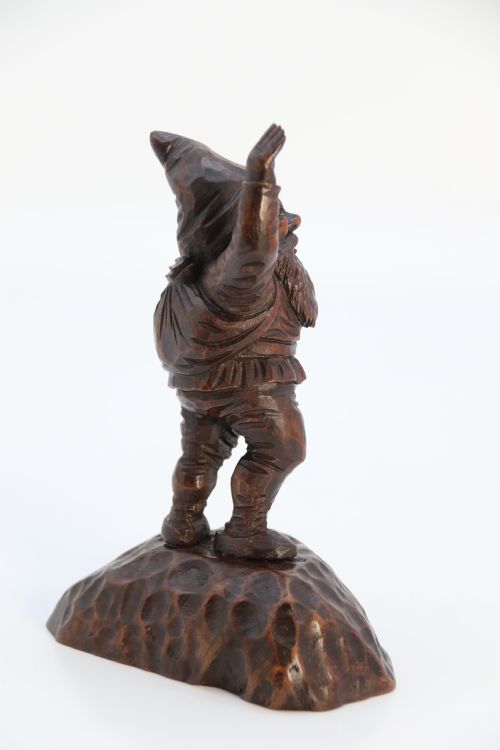 A RARE LATE 19TH CENTURY BLACK FOREST CARVED WALNUT FIGURE OF A GNOME - ADDITIONAL PHOTO 3