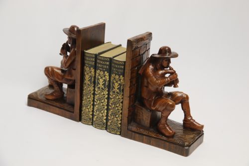 A PAIR OF BLACK FOREST CARVED WALNUT BOOKENDS CIRCA 1900 - ADDITIONAL PHOTO 21