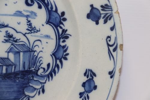 MID 18TH CENTURY BLUE AND WHITE ENGLISH DELFT CHARGER CIRCA 1750 - ADDITIONAL PHOTO 1