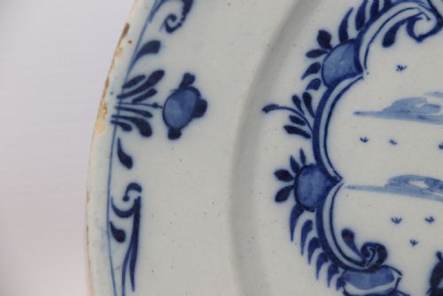 MID 18TH CENTURY BLUE AND WHITE ENGLISH DELFT CHARGER CIRCA 1750 - ADDITIONAL PHOTO 3