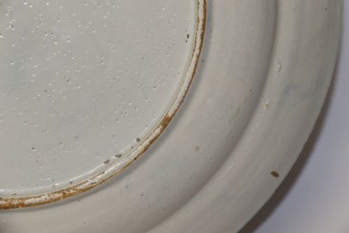 MID 18TH CENTURY BLUE AND WHITE ENGLISH DELFT CHARGER CIRCA 1750 - ADDITIONAL PHOTO 9
