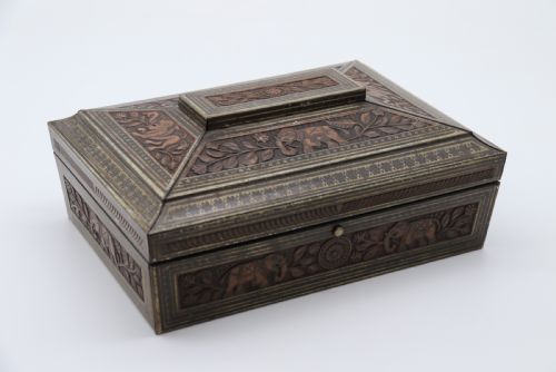 A RARE HUNTER AND PALMER NOVELTY BISCUIT TIN PRODUCED TO LOOK LIKE AN INDIAN CARVED HARDWOOD BOX - ADDITIONAL PHOTO 1