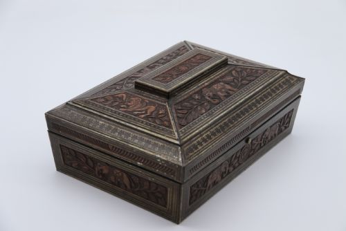A RARE HUNTER AND PALMER NOVELTY BISCUIT TIN PRODUCED TO LOOK LIKE AN INDIAN CARVED HARDWOOD BOX - ADDITIONAL PHOTO 2