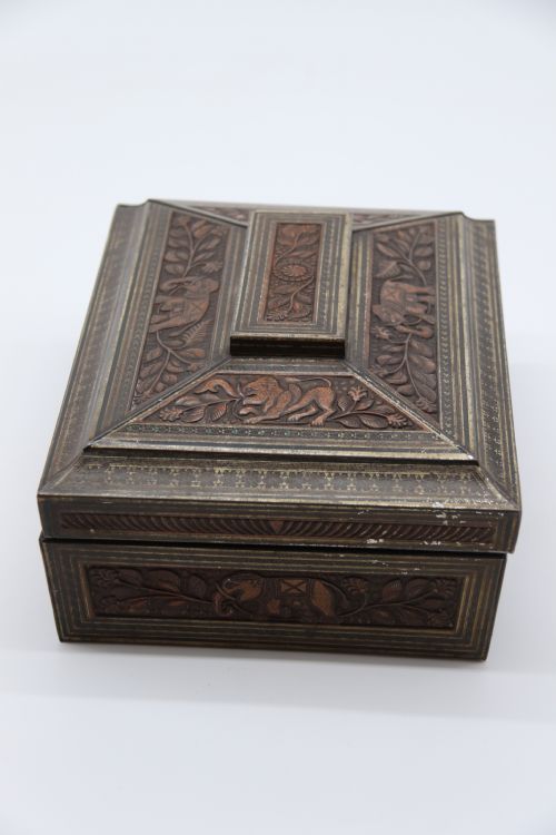 A RARE HUNTER AND PALMER NOVELTY BISCUIT TIN PRODUCED TO LOOK LIKE AN INDIAN CARVED HARDWOOD BOX - ADDITIONAL PHOTO 3