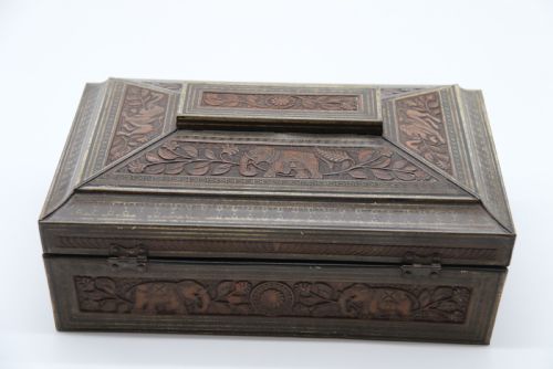 A RARE HUNTER AND PALMER NOVELTY BISCUIT TIN PRODUCED TO LOOK LIKE AN INDIAN CARVED HARDWOOD BOX - ADDITIONAL PHOTO 5