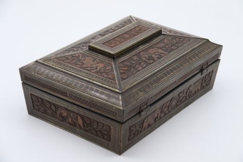 A RARE HUNTER AND PALMER NOVELTY BISCUIT TIN PRODUCED TO LOOK LIKE AN INDIAN CARVED HARDWOOD BOX - ADDITIONAL PHOTO 6