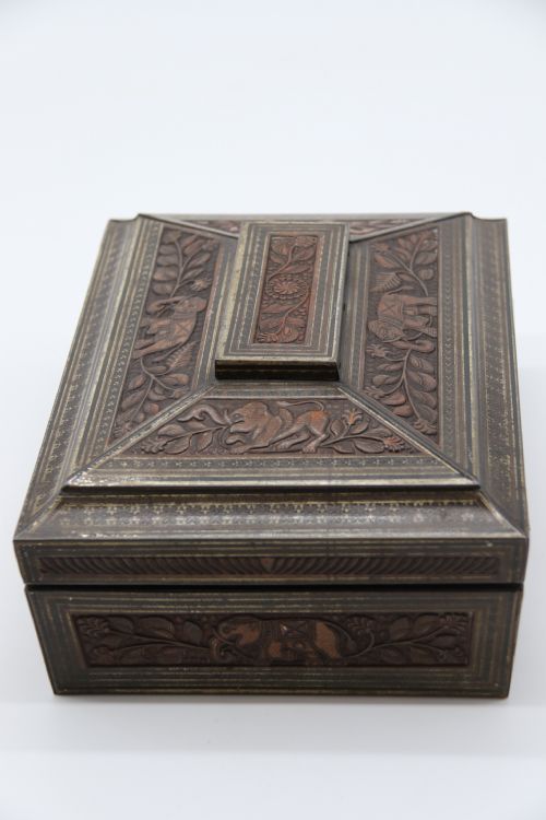 A RARE HUNTER AND PALMER NOVELTY BISCUIT TIN PRODUCED TO LOOK LIKE AN INDIAN CARVED HARDWOOD BOX - ADDITIONAL PHOTO 7