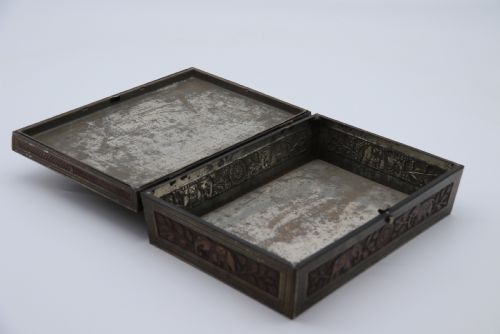 A RARE HUNTER AND PALMER NOVELTY BISCUIT TIN PRODUCED TO LOOK LIKE AN INDIAN CARVED HARDWOOD BOX - ADDITIONAL PHOTO 9
