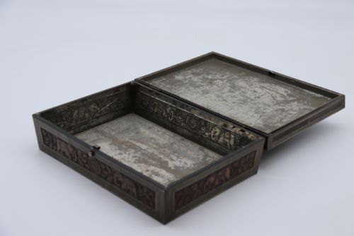 A RARE HUNTER AND PALMER NOVELTY BISCUIT TIN PRODUCED TO LOOK LIKE AN INDIAN CARVED HARDWOOD BOX - ADDITIONAL PHOTO 10