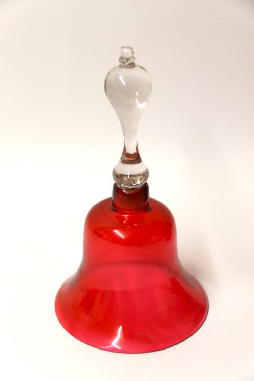 A PAIR OF VICTORIAN RUBY AND CLEAR HAND BELLS CIRCA 1890 - ADDITIONAL PHOTO 2