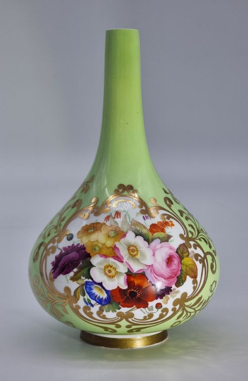 A CHAMBERLAIN AND CO WORCESTER PORCELAIN VASE HAND PAINTED WITH A FLORAL DISPLAY