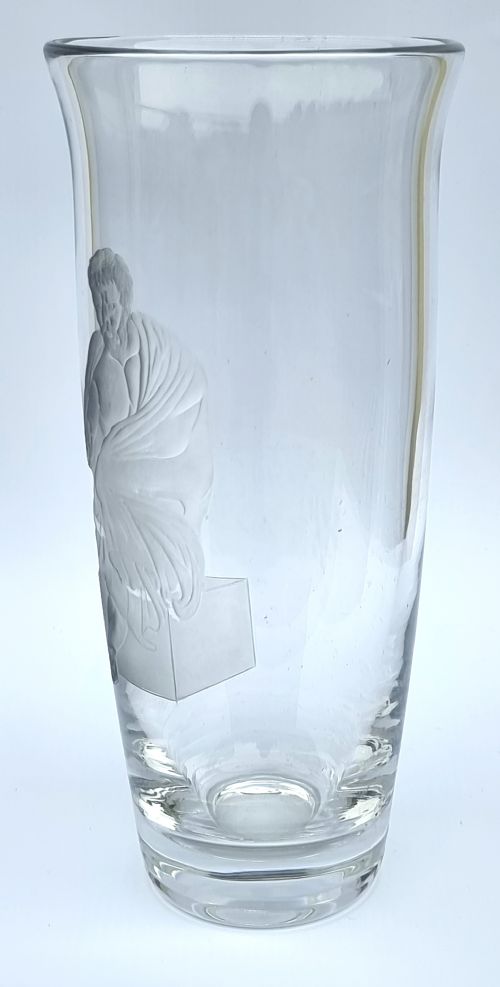 ENGLISH WHEEL ENGRAVED GLASS VASE WITH SOCRATES THE GREEK PHILOSOPHER - ADDITIONAL PHOTO 1