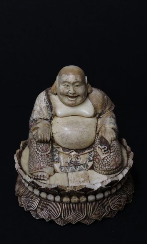 JAPANESE CARVED BONE OKIMONO CARVED FIGURE OF THE SEATED BUDDHA - ADDITIONAL PHOTO 1