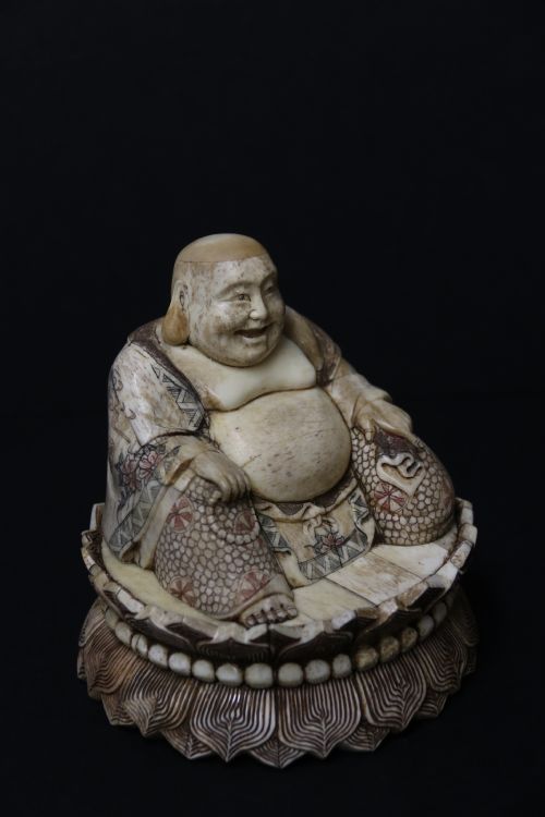 JAPANESE CARVED BONE OKIMONO CARVED FIGURE OF THE SEATED BUDDHA - ADDITIONAL PHOTO 2
