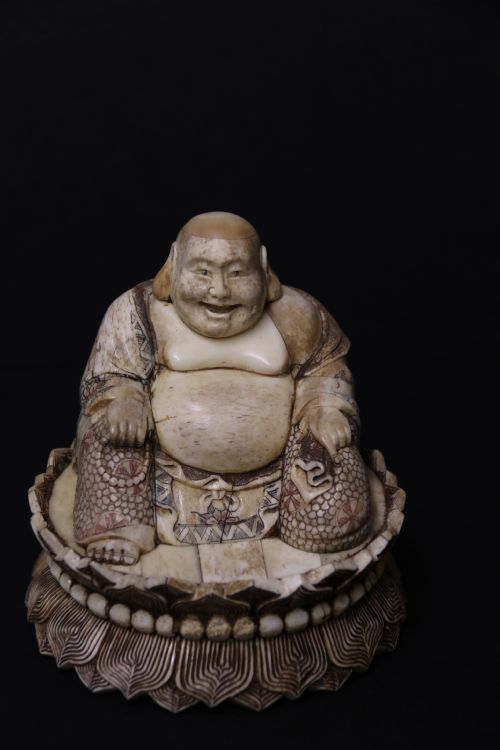 JAPANESE CARVED BONE OKIMONO CARVED FIGURE OF THE SEATED BUDDHA - ADDITIONAL PHOTO 4