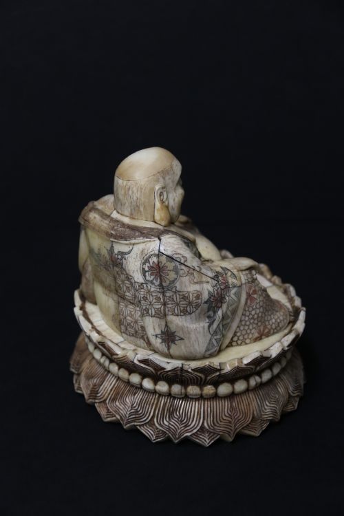 JAPANESE CARVED BONE OKIMONO CARVED FIGURE OF THE SEATED BUDDHA - ADDITIONAL PHOTO 5