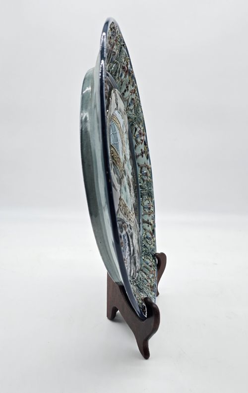 AN AUSTRIAN MAJOLICA POTTERY WALL CHARGER DEPICTING A MEDIEVAL PORTRAIT CIRCA 1900 - ADDITIONAL PHOTO 4