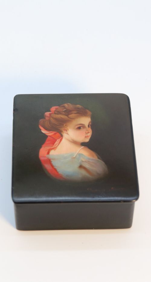 ANTIQUE RUSSIAN LACQUERED BOX HAND PAINTED WITH A PORTRAIT - ADDITIONAL PHOTO 1