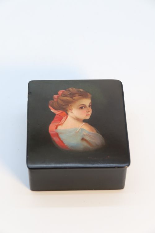 ANTIQUE RUSSIAN LACQUERED BOX HAND PAINTED WITH A PORTRAIT - ADDITIONAL PHOTO 2