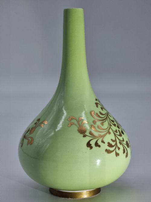 A CHAMBERLAIN AND CO WORCESTER PORCELAIN VASE HAND PAINTED WITH A FLORAL DISPLAY - ADDITIONAL PHOTO 9