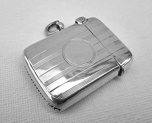 A RARE SILVER VESTA CASE OF EXTRA SMALL PROPORTIONS BY WILLIAM HAIR HASELER - ADDITIONAL PHOTO 1