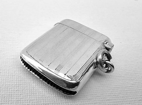 A RARE SILVER VESTA CASE OF EXTRA SMALL PROPORTIONS BY WILLIAM HAIR HASELER - ADDITIONAL PHOTO 2